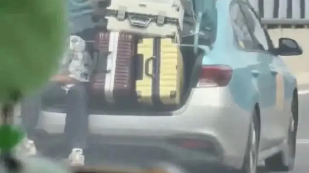 “出租车在快速路疾驰，后备箱里坐有一名男子”，当地交通运输局：已责令停运