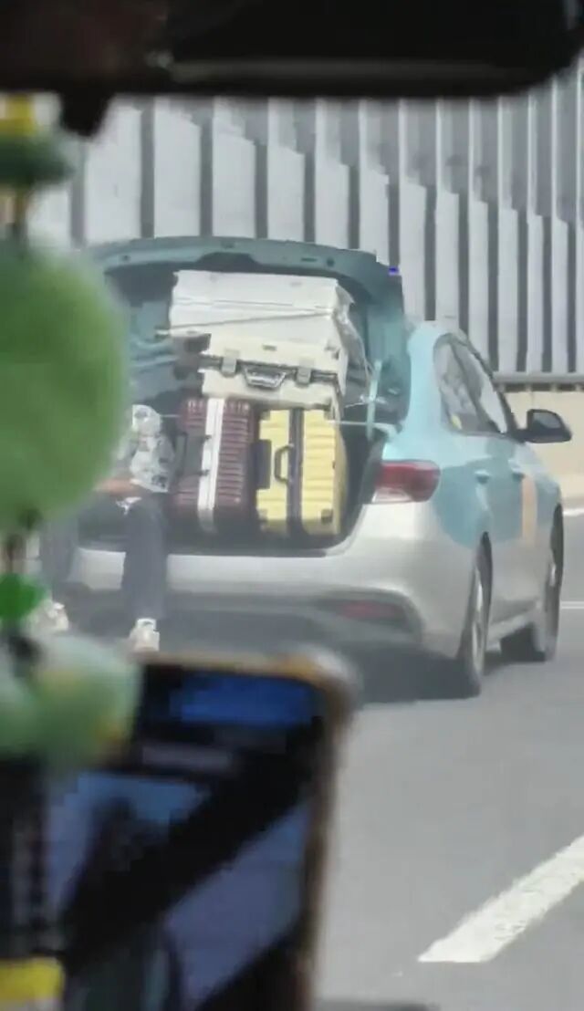 一出租车后备箱载人和行李箱在路上疾驰，行驶路段为快速路，交通运输部门：已停运