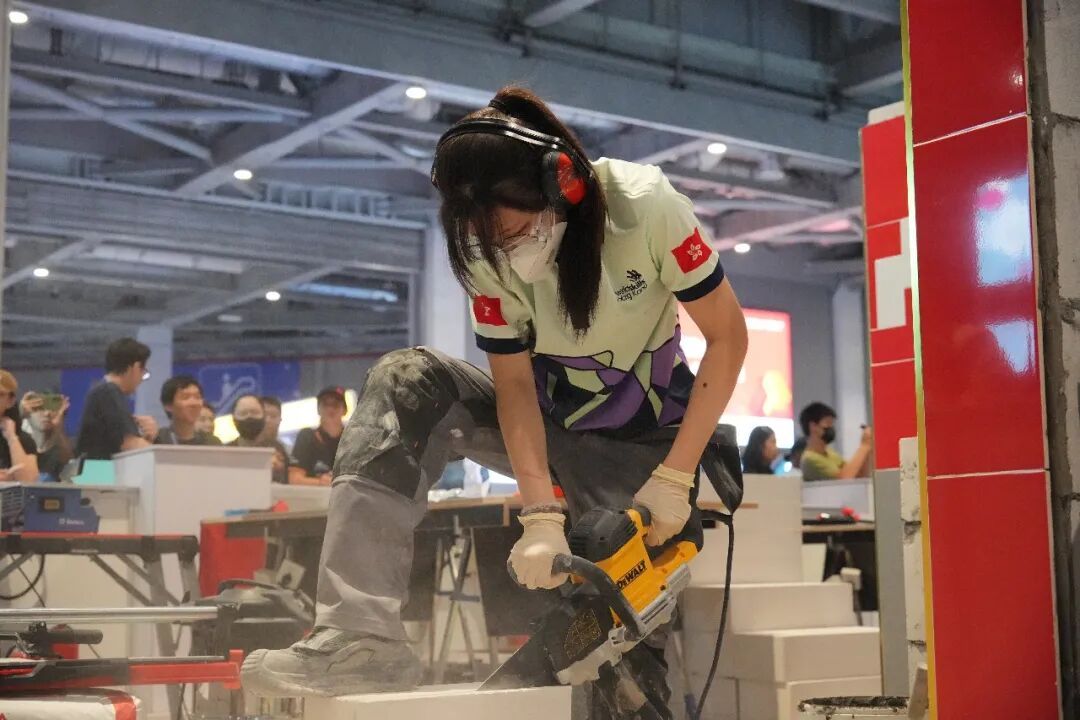 21岁中国香港女生贴瓷砖比赛又飒又美,跟男选手一样抹水泥搬石砖,鞋底都被磨平,老匠人感动称“后继有人”;本人:我不怕脏,我想尝试 21岁中国香港女生贴瓷砖比赛又飒又美,跟男选手一样抹水泥搬石砖,鞋底都被磨平,老匠人感动称“后继有人”;本人:我不怕脏,我想尝试