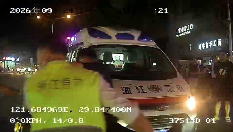 “发现晚一点，人就没了”宁波公交司机在车厢里“抢”回一条命