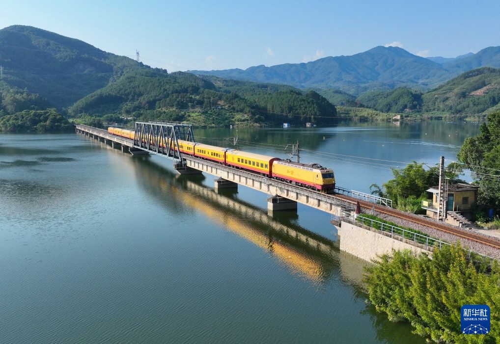 武夷山主题观光列车解锁沉浸式文旅消费新体验 武夷山主题观光列车解锁沉浸式文旅消费新体验