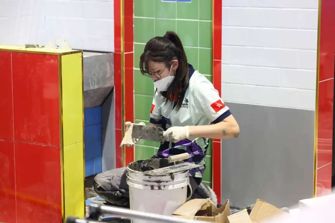 休学一年备战世界技能大赛，21岁中国香港女选手戴心怡：女生贴瓷砖也可以又美又飒