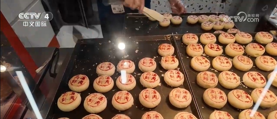 中式月饼火到海外 外国游客“手搓”月饼沉浸式感受中秋“味道” 中式月饼火到海外 外国游客“手搓”月饼沉浸式感受中秋“味道”