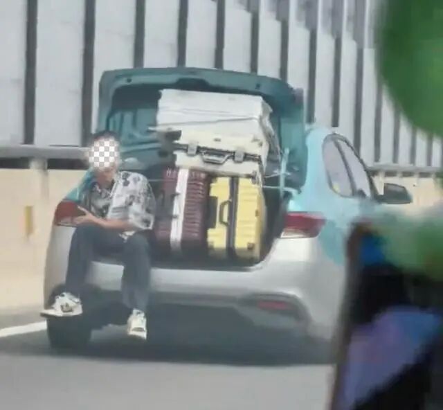 一出租车后备箱载人和行李箱在路上疾驰，行驶路段为快速路，交通运输部门：已停运