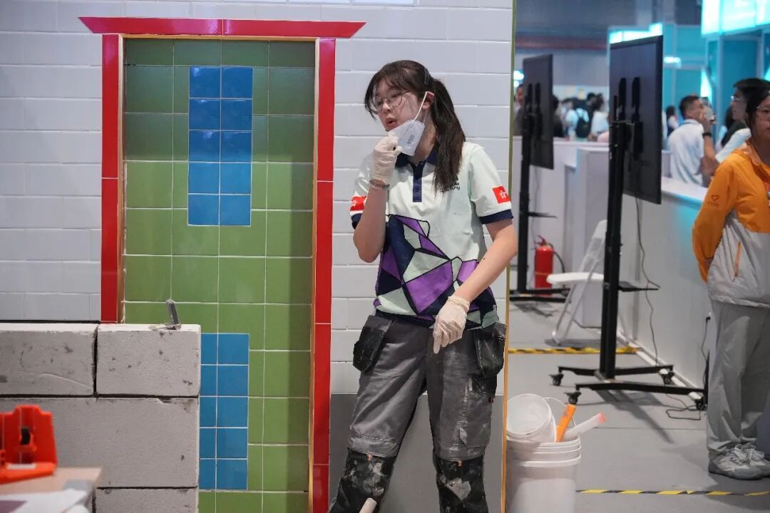 21岁中国香港女生贴瓷砖比赛又飒又美,跟男选手一样抹水泥搬石砖,鞋底都被磨平,老匠人感动称“后继有人”;本人:我不怕脏,我想尝试 21岁中国香港女生贴瓷砖比赛又飒又美,跟男选手一样抹水泥搬石砖,鞋底都被磨平,老匠人感动称“后继有人”;本人:我不怕脏,我想尝试