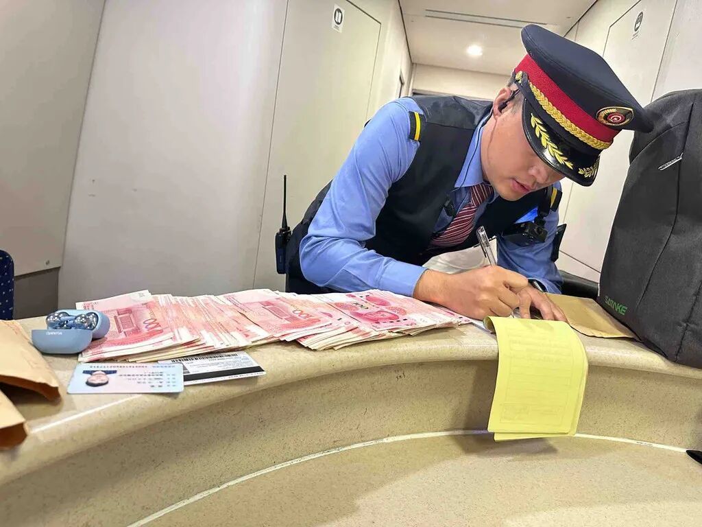 暖心！旅客高铁遗落3万元现金 重庆铁路火速接力寻回