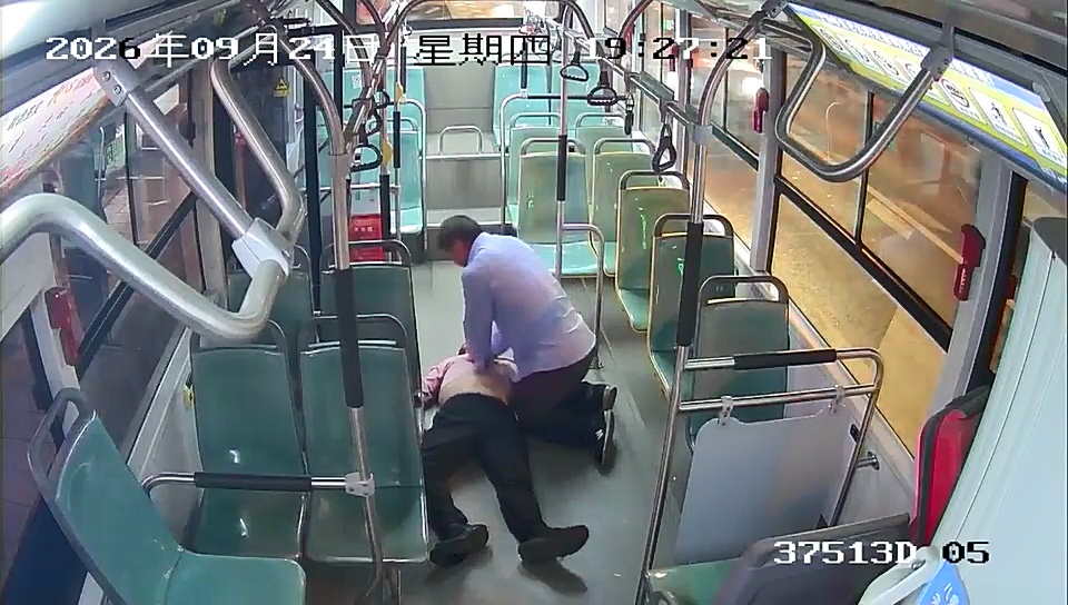 “发现晚一点，人就没了”宁波公交司机在车厢里“抢”回一条命