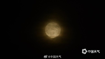 十五的月亮十七圆 北京天空满月高挂上演云遮月 十五的月亮十七圆 北京天空满月高挂上演云遮月