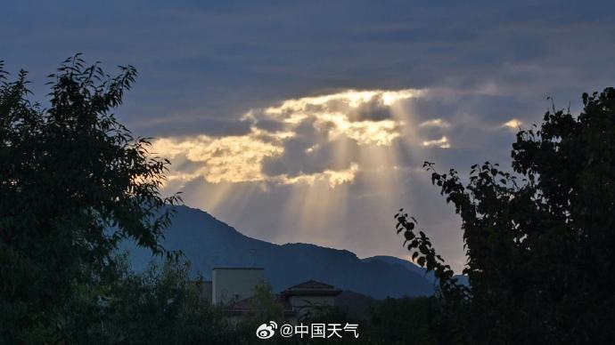 壮观！北京天空出现丁达尔光瀑