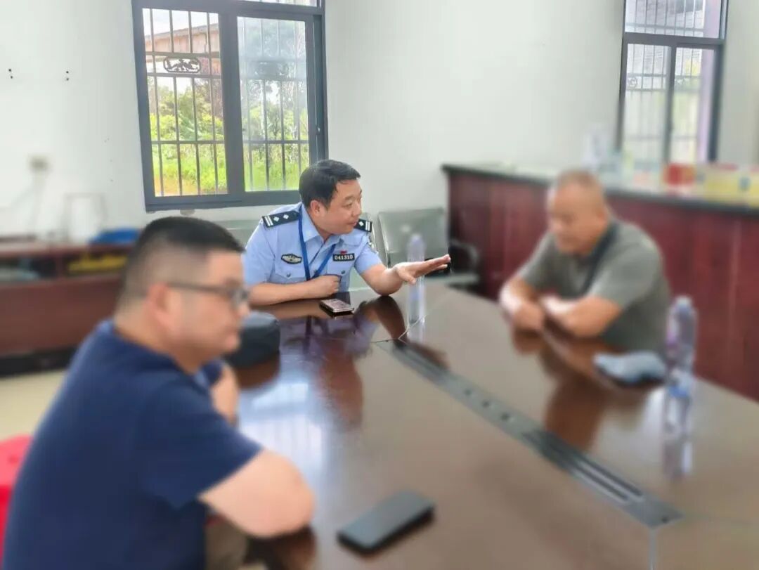 “我陪你坐会儿”,48岁民警翻过15楼天台围墙 “我陪你坐会儿”,48岁民警翻过15楼天台围墙
