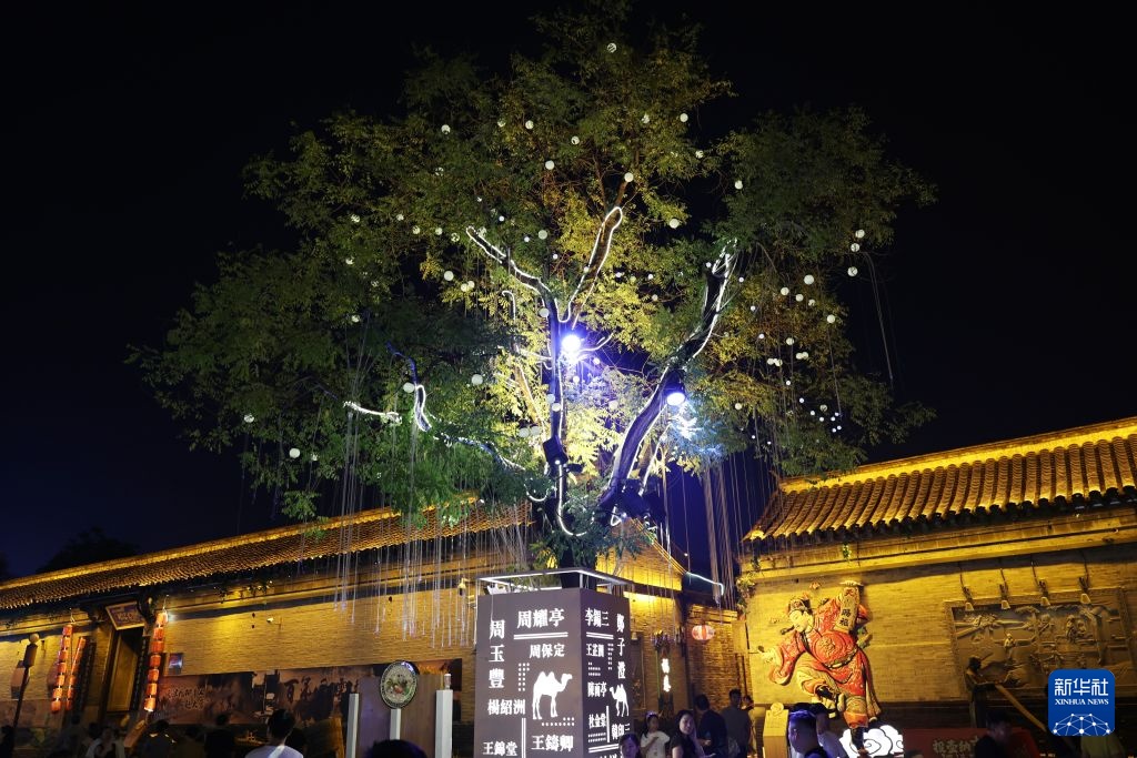 灯火映古镇 中秋夜味浓