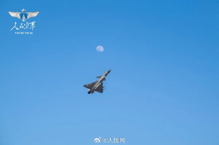 子弟兵在战位与月亮同框