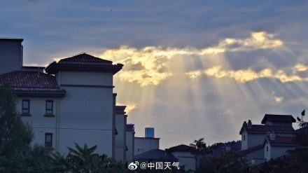 北京天空出现丁达尔光瀑