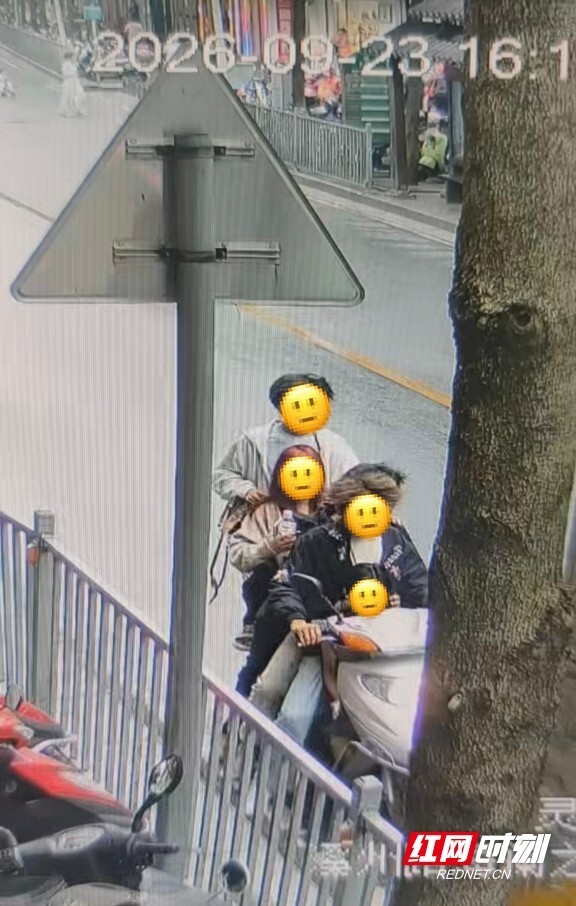 危险“叠罗汉”!多名未成年人同骑一辆电动车,永顺公安交警迅速查处 危险“叠罗汉”!多名未成年人同骑一辆电动车,永顺公安交警迅速查处