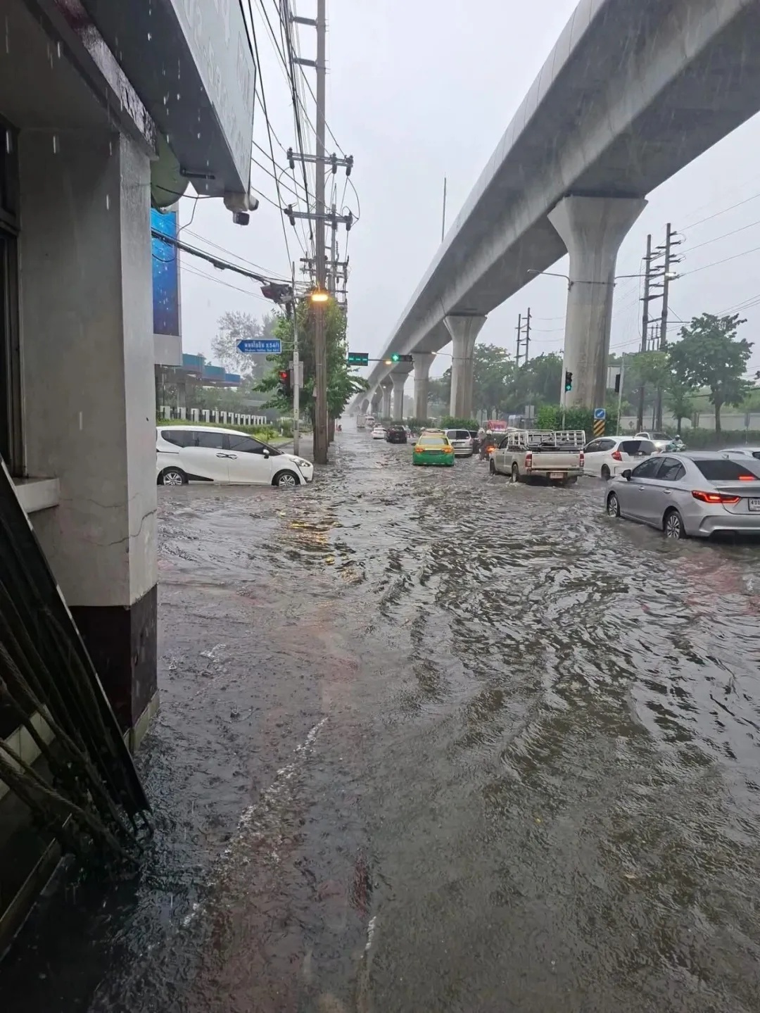中使馆紧急提醒:中国公民尽量减少非必要外出!泰国曼谷市宣布:全市成为灾区 中使馆紧急提醒:中国公民尽量减少非必要外出!泰国曼谷市宣布:全市成为灾区