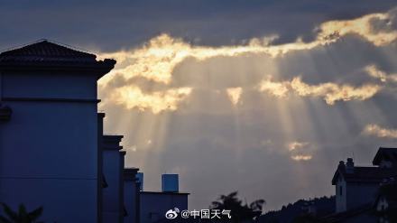 北京天空出现丁达尔光瀑