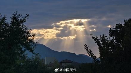 北京天空出现丁达尔光瀑