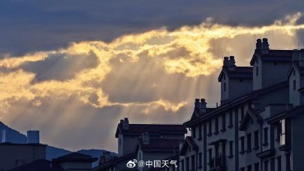 北京天空出现丁达尔光瀑