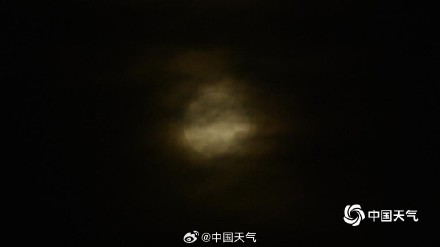 十五的月亮十七圆 北京天空满月高挂上演云遮月 十五的月亮十七圆 北京天空满月高挂上演云遮月
