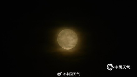 十五的月亮十七圆 北京天空满月高挂上演云遮月 十五的月亮十七圆 北京天空满月高挂上演云遮月