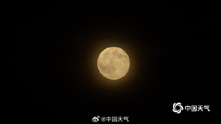 十五的月亮十七圆 北京天空满月高挂上演云遮月 十五的月亮十七圆 北京天空满月高挂上演云遮月
