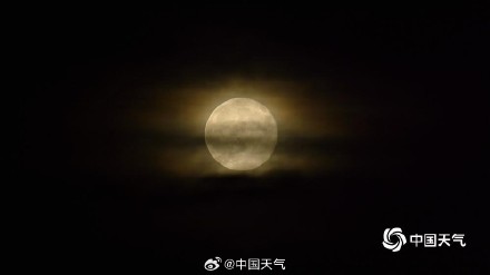 十五的月亮十七圆 北京天空满月高挂上演云遮月 十五的月亮十七圆 北京天空满月高挂上演云遮月