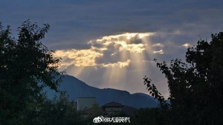 北京天空现丁达尔光瀑