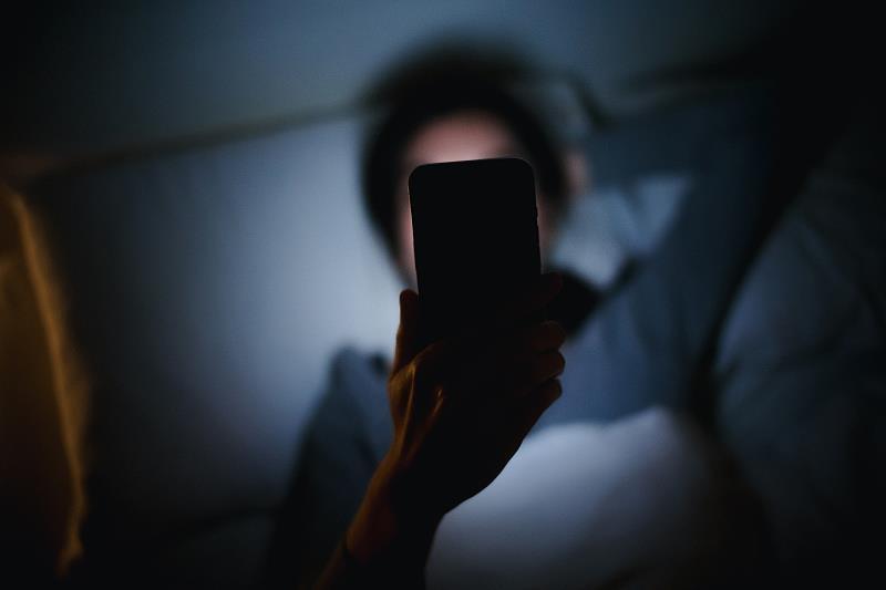 半夜醒来 为啥千万别看手机和时间？