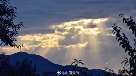 北京天空出现丁达尔光瀑