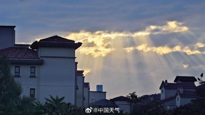壮观！北京天空出现丁达尔光瀑