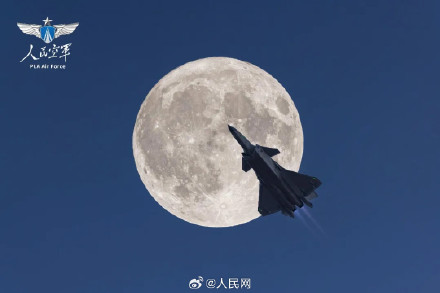 子弟兵在战位与月亮同框