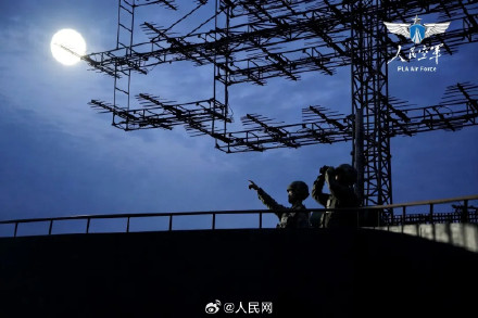 子弟兵在战位与月亮同框