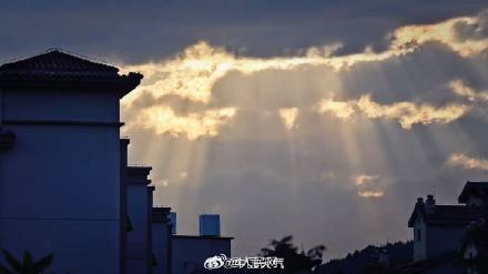北京天空现丁达尔光瀑
