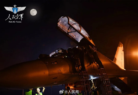 子弟兵在战位与月亮同框