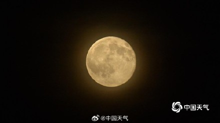 十五的月亮十七圆 北京天空满月高挂上演云遮月 十五的月亮十七圆 北京天空满月高挂上演云遮月