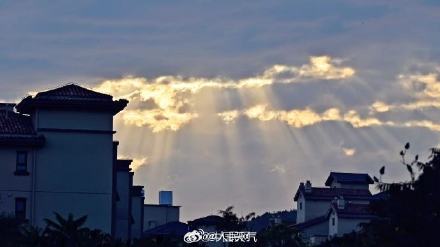 北京天空现丁达尔光瀑