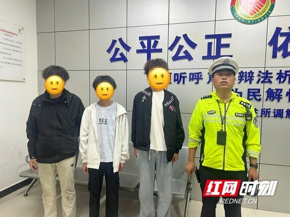 危险“叠罗汉”!多名未成年人同骑一辆电动车,永顺公安交警迅速查处 危险“叠罗汉”!多名未成年人同骑一辆电动车,永顺公安交警迅速查处