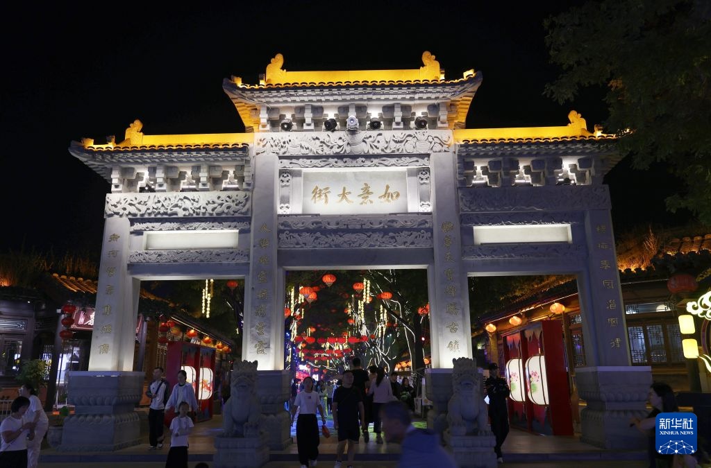 灯火映古镇 中秋夜味浓