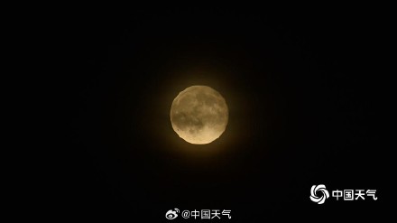 十五的月亮十七圆 北京天空满月高挂上演云遮月 十五的月亮十七圆 北京天空满月高挂上演云遮月