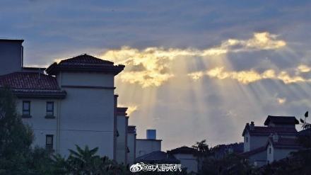 北京天空现丁达尔光瀑