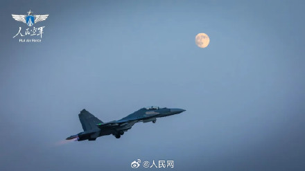 子弟兵在战位与月亮同框