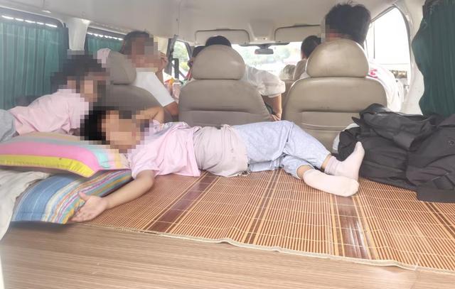 面包车后备箱改床铺载童,民警查获并处罚 面包车后备箱改床铺载童,民警查获并处罚