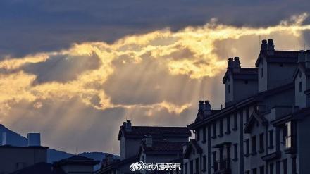 北京天空现丁达尔光瀑