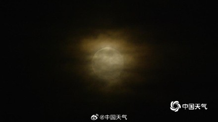 十五的月亮十七圆 北京天空满月高挂上演云遮月 十五的月亮十七圆 北京天空满月高挂上演云遮月