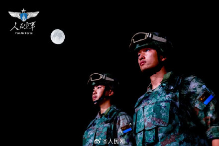 子弟兵在战位与月亮同框