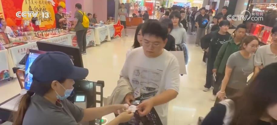 光影伴团圆!中秋档电影市场热度走高 优质供给激发假日文化消费活力持续释放 光影伴团圆!中秋档电影市场热度走高 优质供给激发假日文化消费活力持续释放