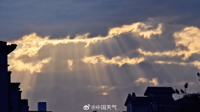 壮观！北京天空出现丁达尔光瀑