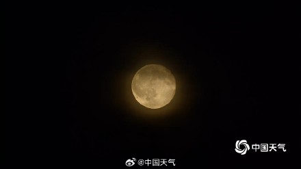 十五的月亮十七圆 北京天空满月高挂上演云遮月 十五的月亮十七圆 北京天空满月高挂上演云遮月