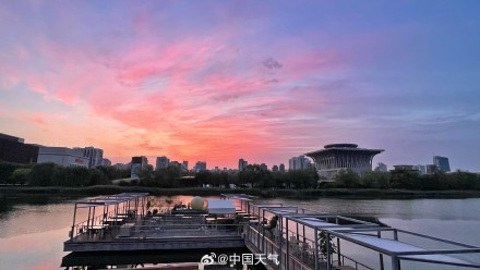 节后上班第一天 北京金粉色朝霞上线 节后上班第一天 北京金粉色朝霞上线