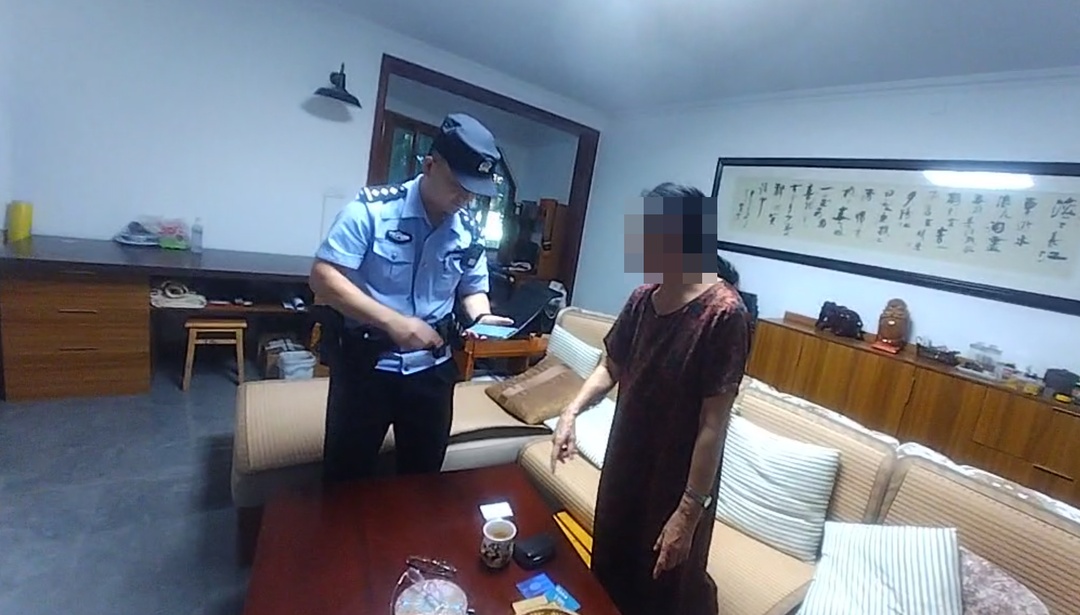 百万存款面临被盗风险!民警果断砸毁手机…… 百万存款面临被盗风险!民警果断砸毁手机……